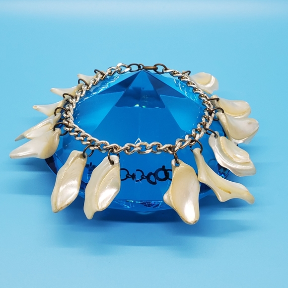 VINTAGE silvertone faux Mother Of Pearl 'seashell' charm bracelet 50s Cha-cha - Picture 2 of 5